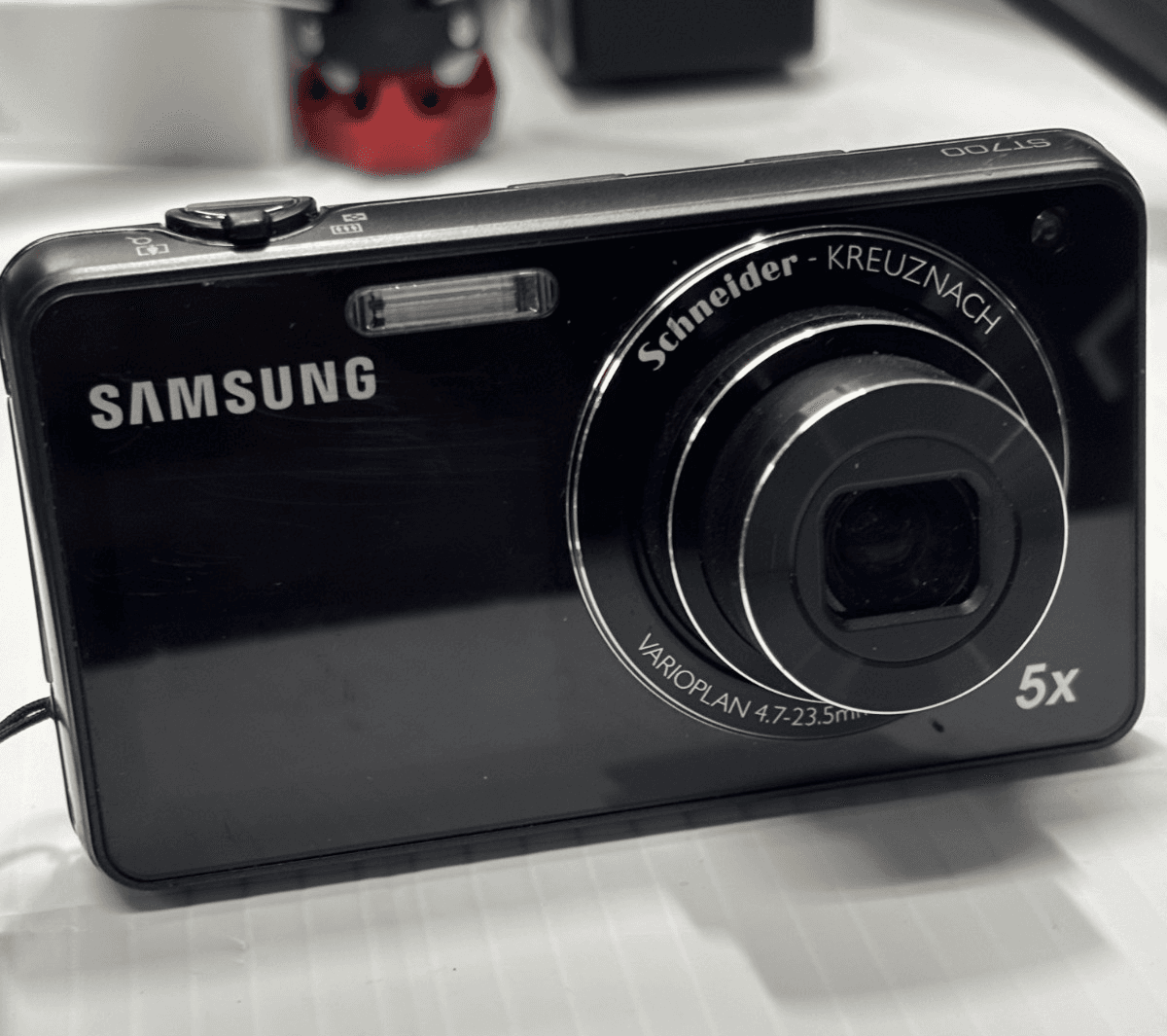 Samsung ST Series ST700 Dual View Digital Camera new bat/charger - Thumbnail 4