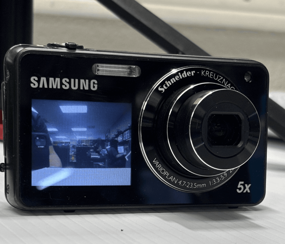 Samsung ST Series ST700 Dual View Digital Camera new bat/charger - Thumbnail 3