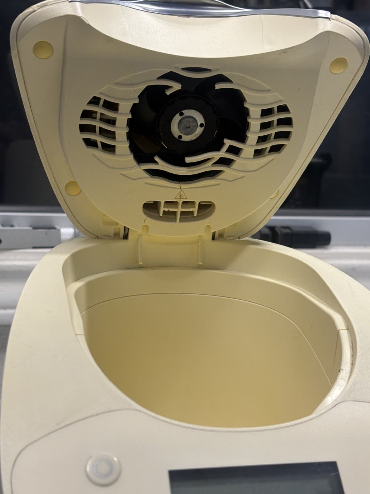 Medela Digital Waterless Milk warmer Defroster 87115 with power cord - Thumbnail 3