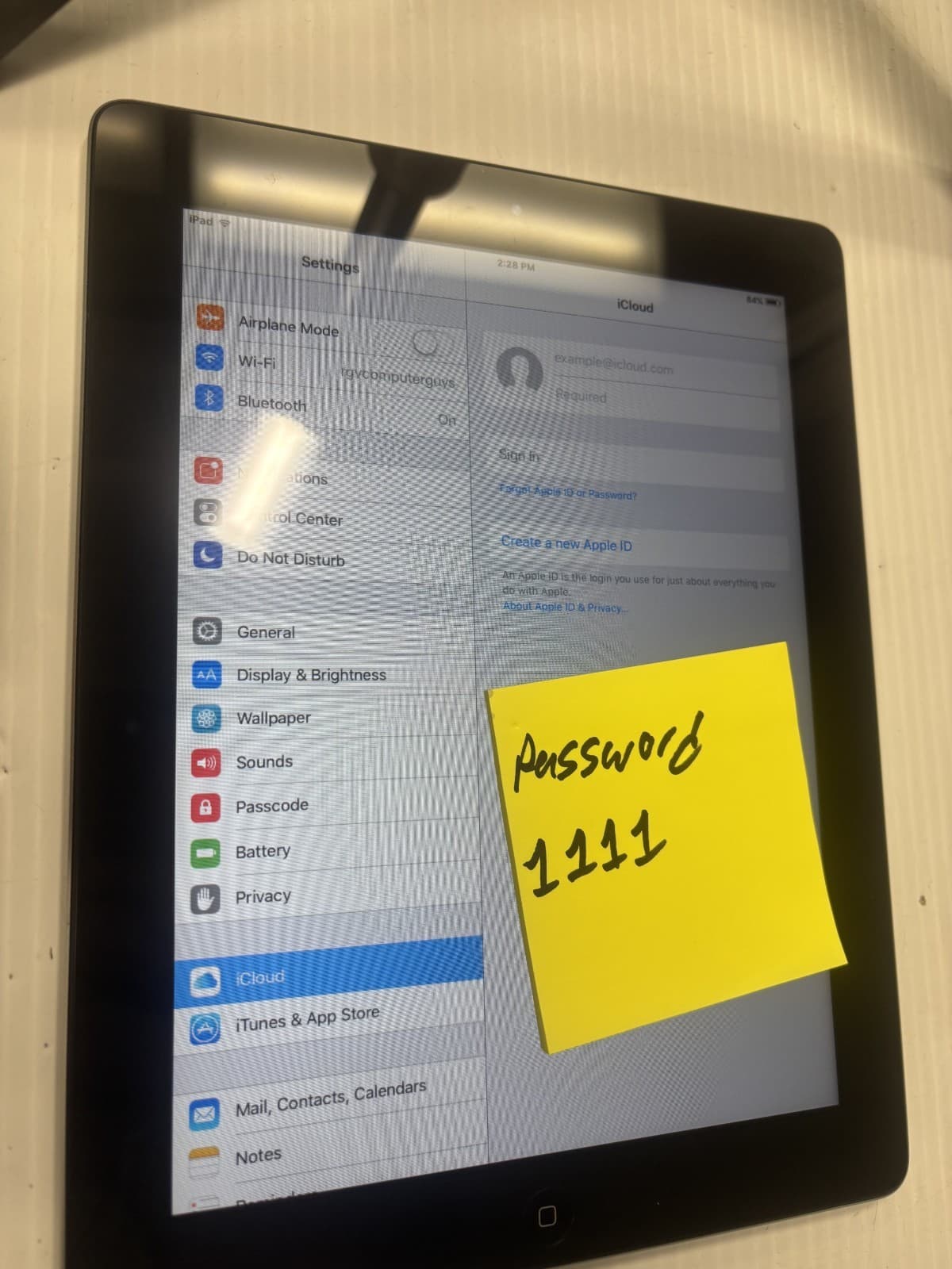 Apple iPad 2 32GB, Wi-Fi, 9.7 in Silver - Thumbnail 2