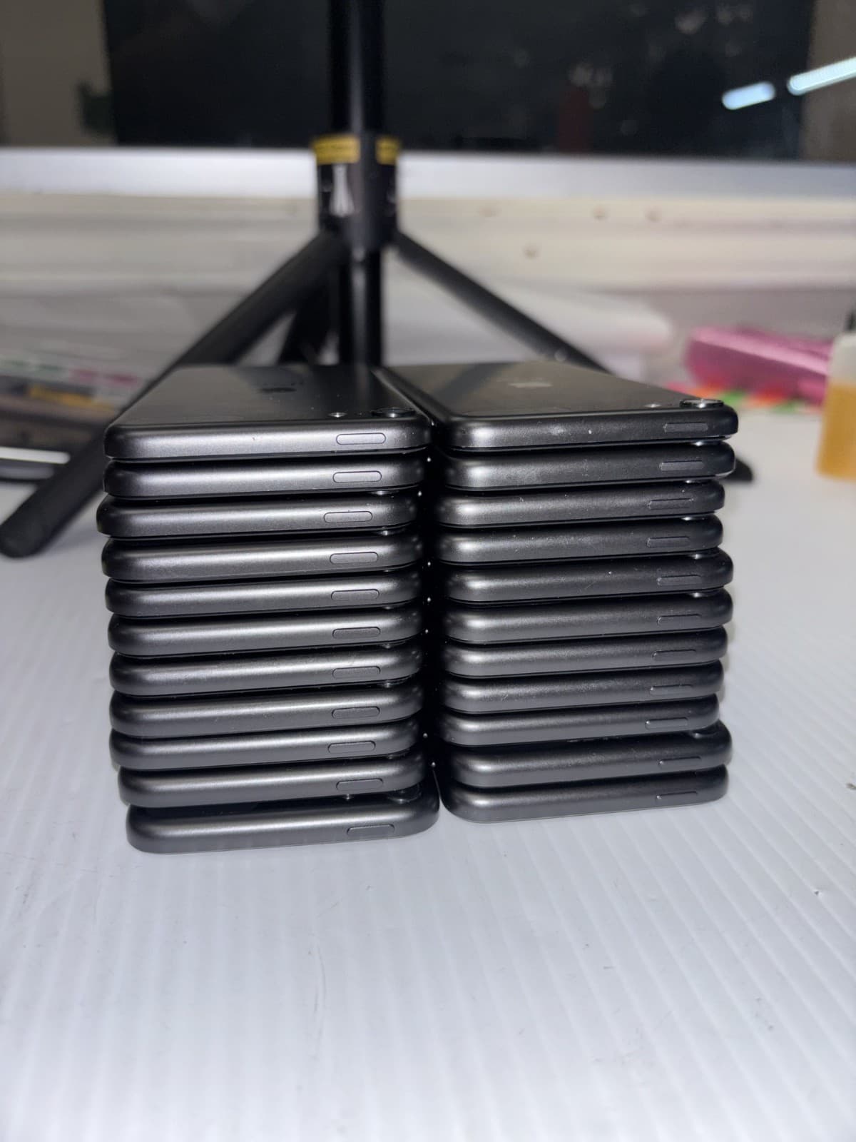 Apple Ipod Touch Bundle Lot of 22 for parts or repair c description - Thumbnail 5