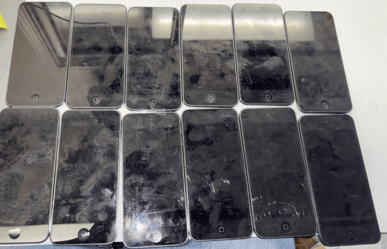 Apple Ipod Touch Bundle Lot of 22 for parts or repair c description - Thumbnail 3