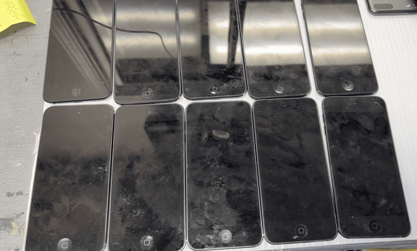 Apple Ipod Touch Bundle Lot of 22 for parts or repair c description - Thumbnail 2