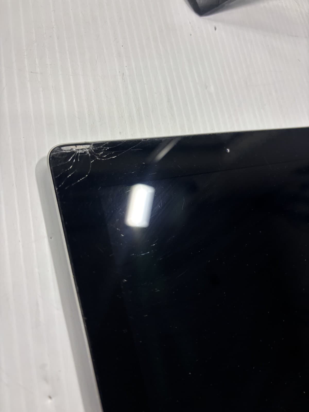 Lot Of 4. Apple iPad 4th Gen. 16GB A1458 Wi-Fi 9.7", unlocked - Thumbnail 4