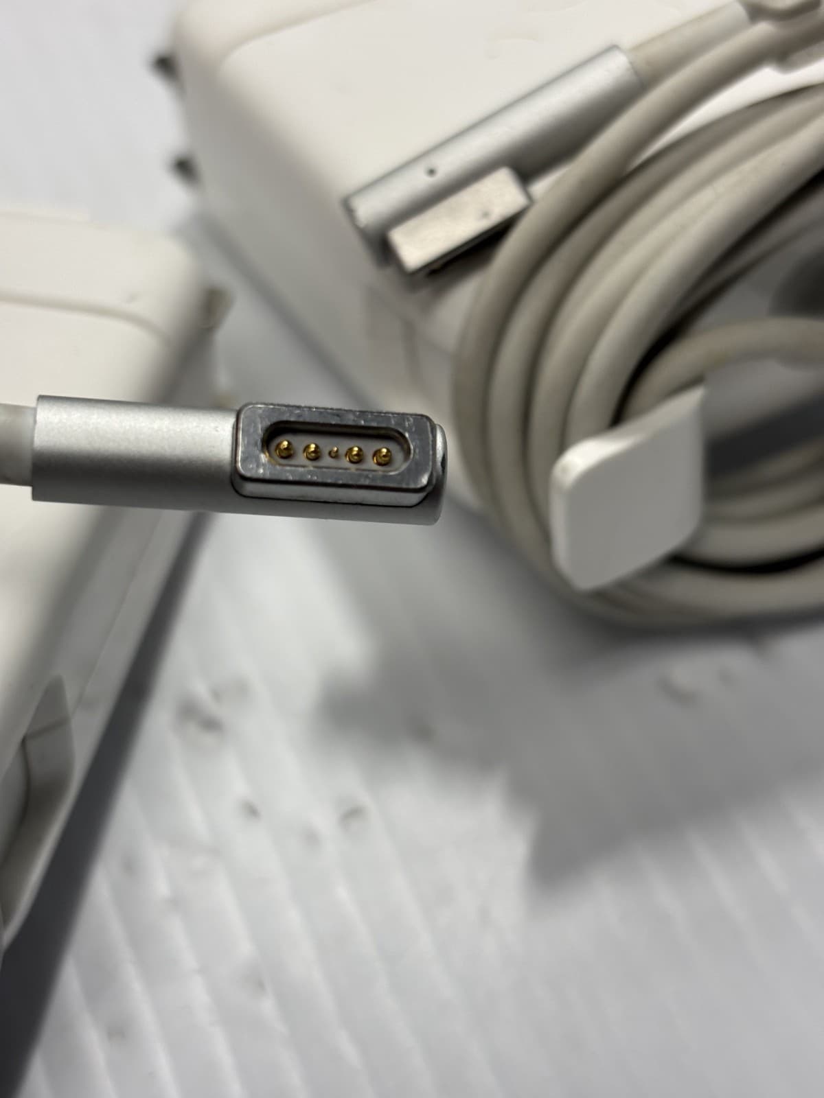 Apple 60-Watt MagSafe Power Adapter Wall Charger - White (A1344, Old Model) - Thumbnail 2