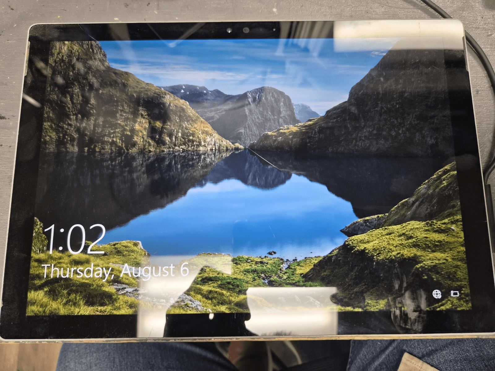 Microsoft Surface Pro 4 1724 12.3" i7-6650U 2.2GHz 8GB RAM 256GB SSD ** Cracked - Image 1