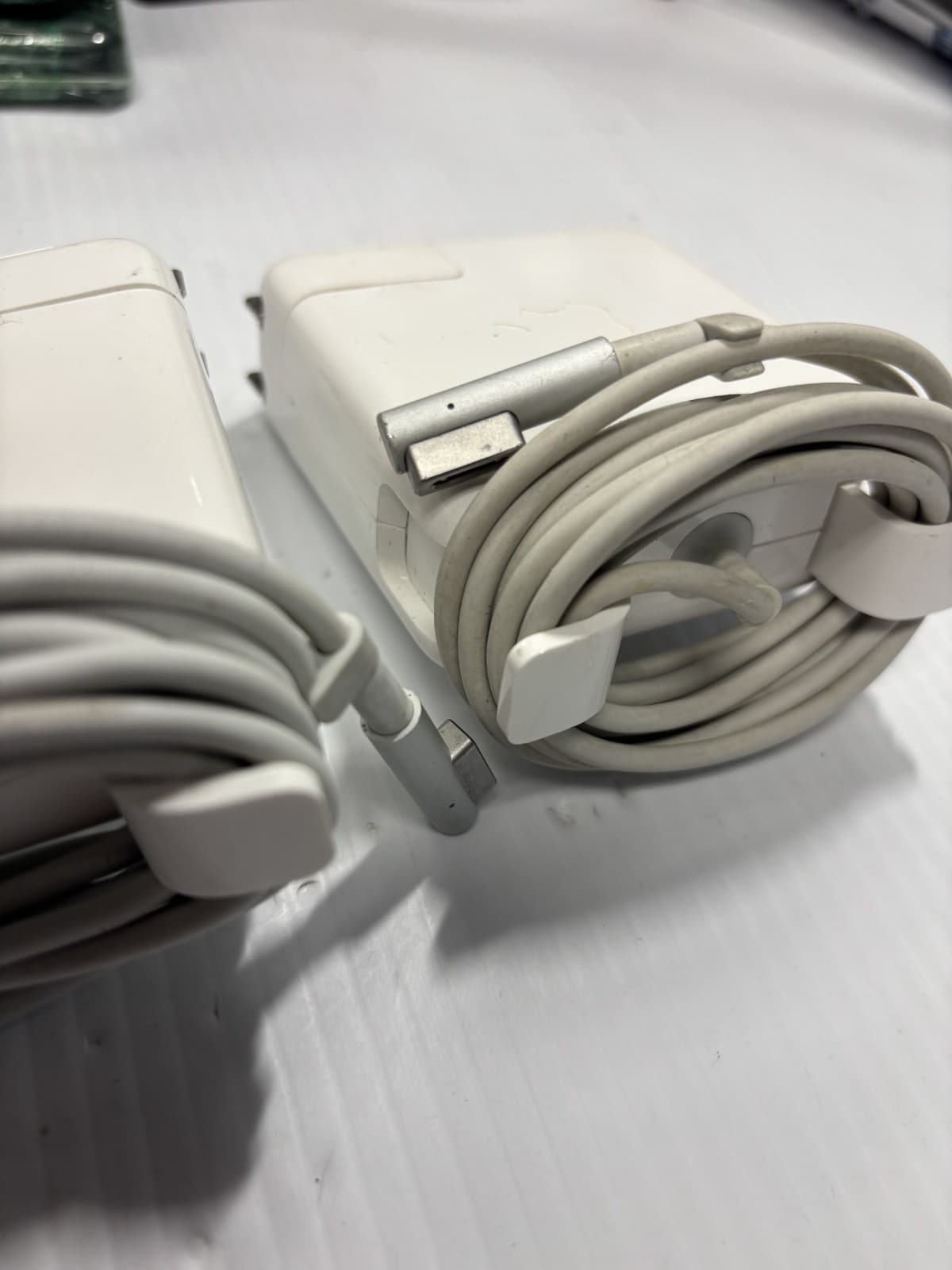 Apple 60-Watt MagSafe Power Adapter Wall Charger - White (A1344, Old Model) - Thumbnail 4