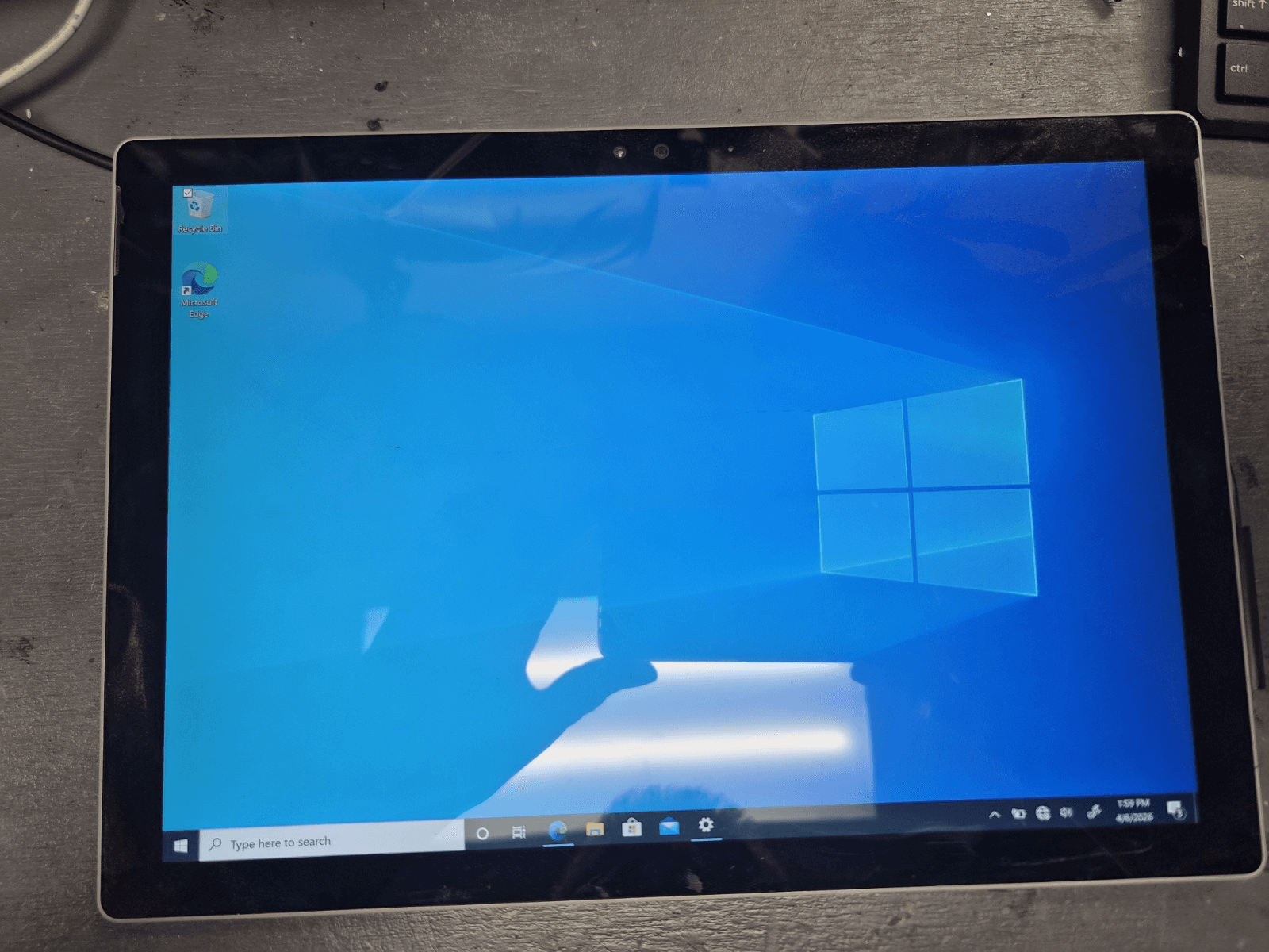 Microsoft Surface Pro 4 1724 12.3" i7-6650U 2.2GHz 8GB RAM 256GB SSD ** Cracked - Image 1