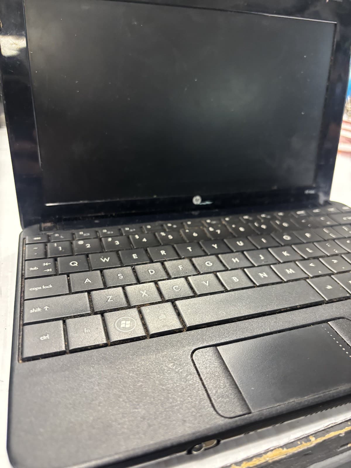 HP Mini 110-11 Model HSTNN-170c 10.1 Inch 160GB HDD 1GB RAM Windows XP w/ Cord - Thumbnail 2