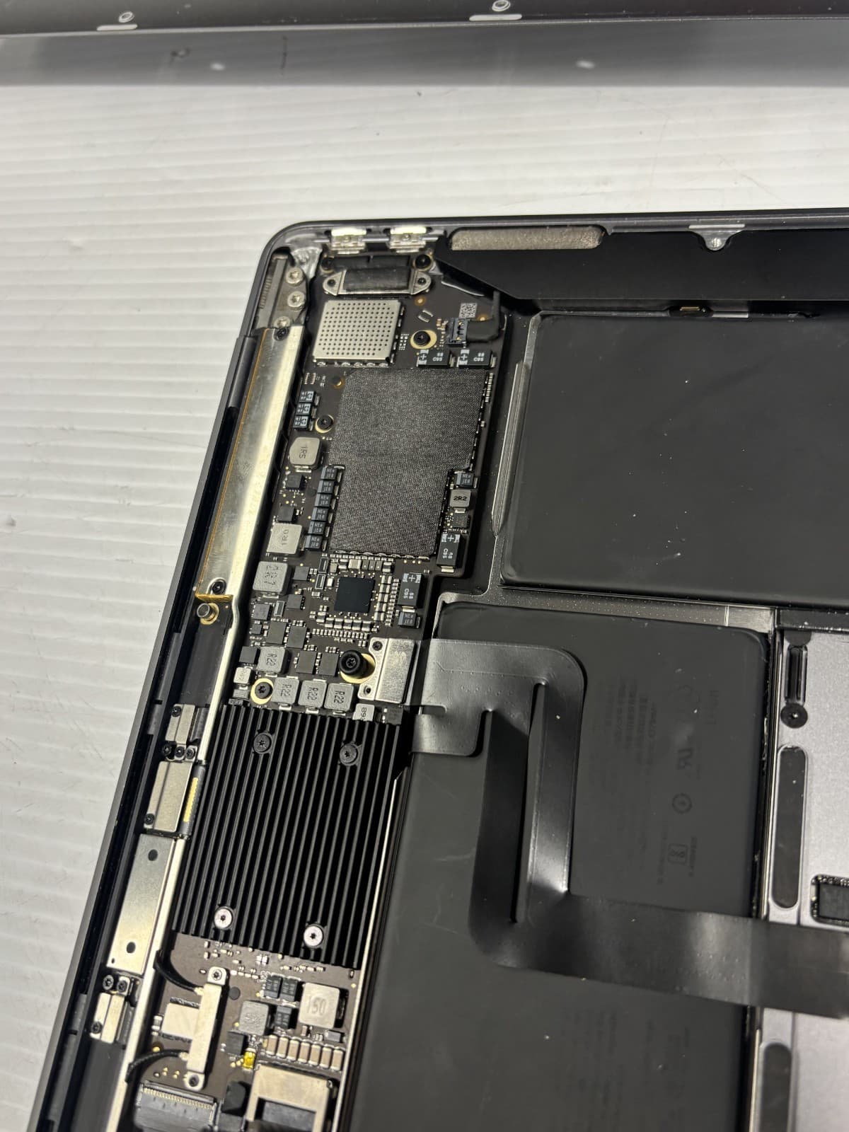 2019 Apple MacBook Air 13'' A1932 for scrap - Thumbnail 5