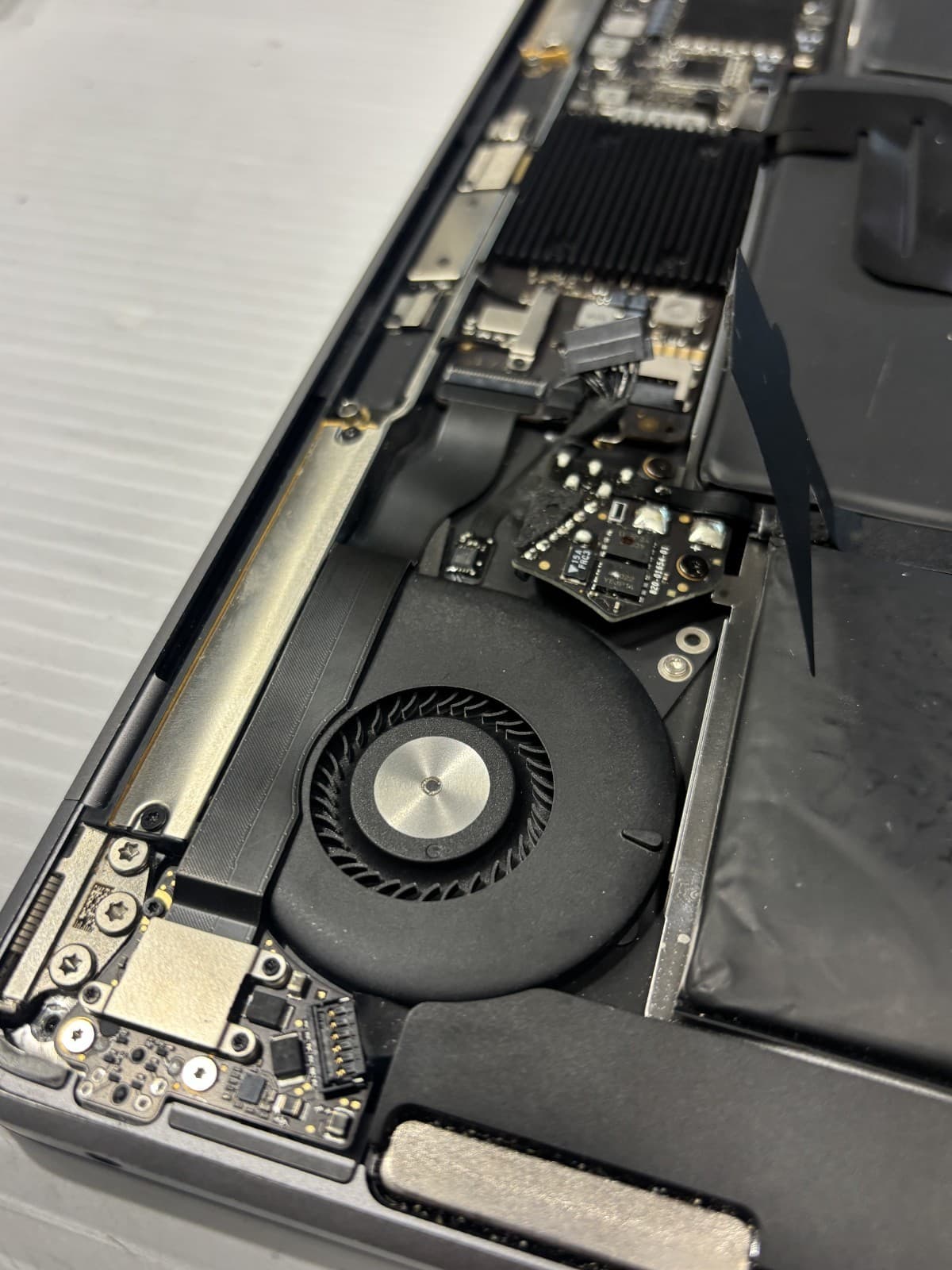 2019 Apple MacBook Air 13'' A1932 for scrap - Thumbnail 9