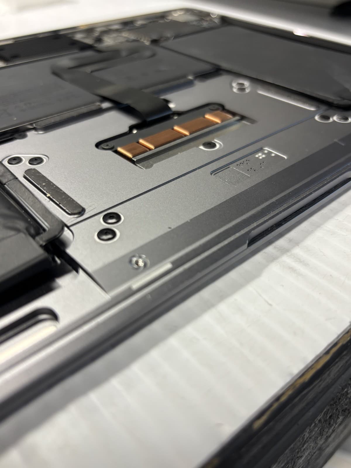 2019 Apple MacBook Air 13'' A1932 for scrap - Thumbnail 6