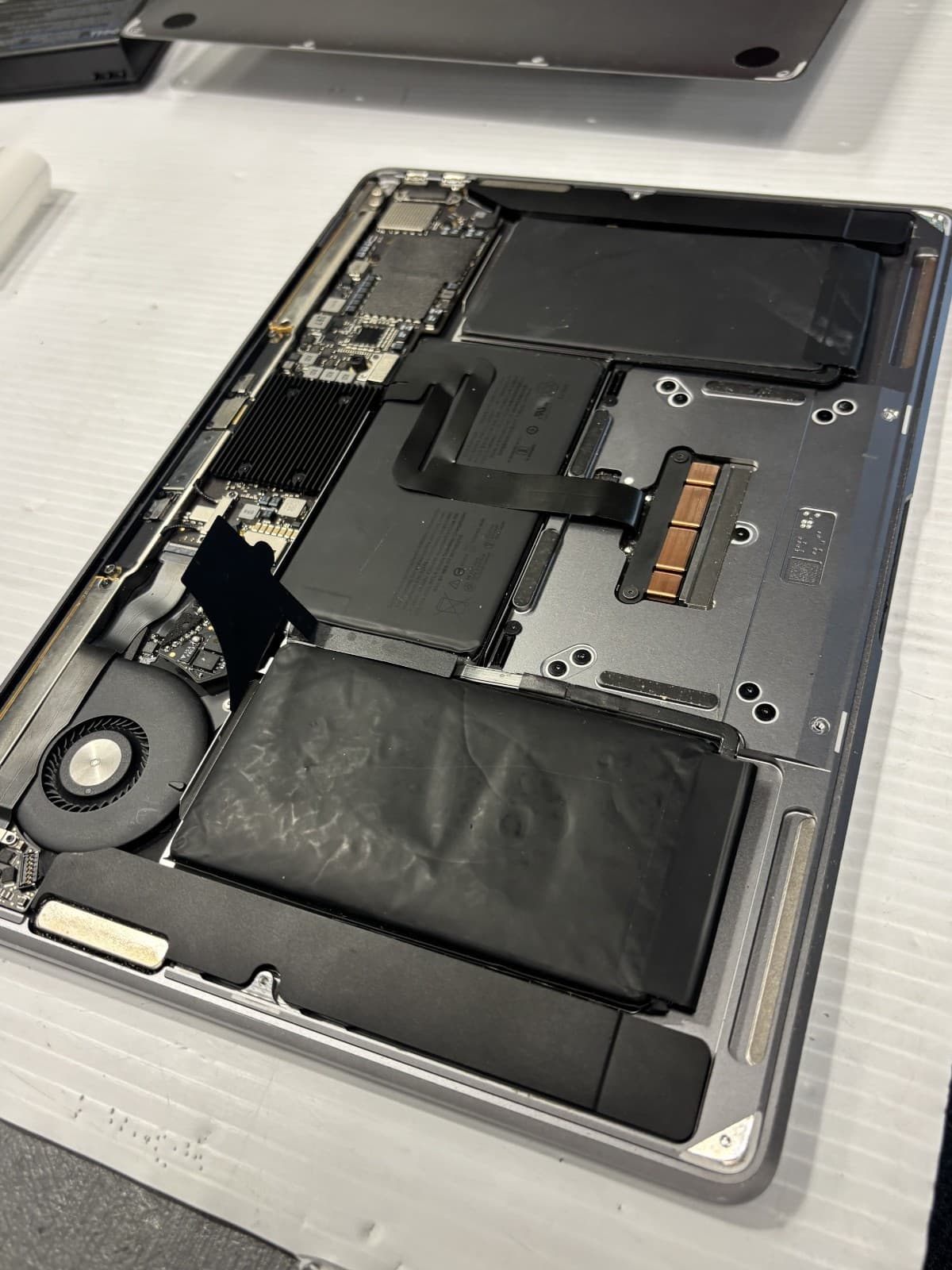 2019 Apple MacBook Air 13'' A1932 for scrap - Thumbnail 8