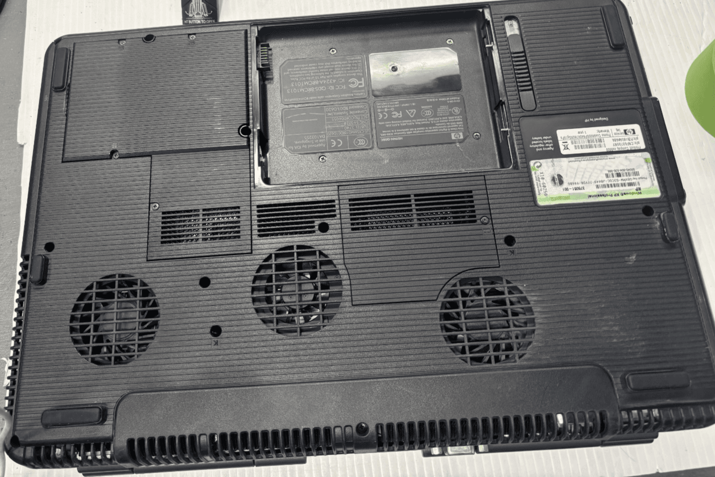 HP COMPAQ NX9600 - FOR PARTS/REPAIR hass ddr2 ram and 80gb at disc drive - Thumbnail 8