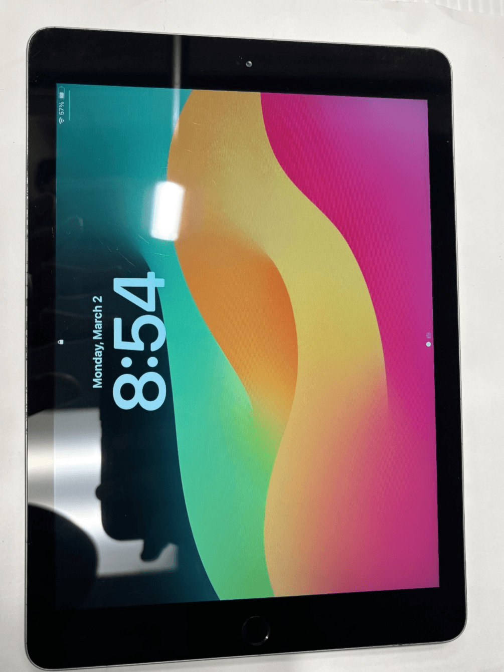 Apple iPad 6th Gen. 32GB, Wi-Fi, 9.7in - Gray / unlocked *Grade B* - Image 1
