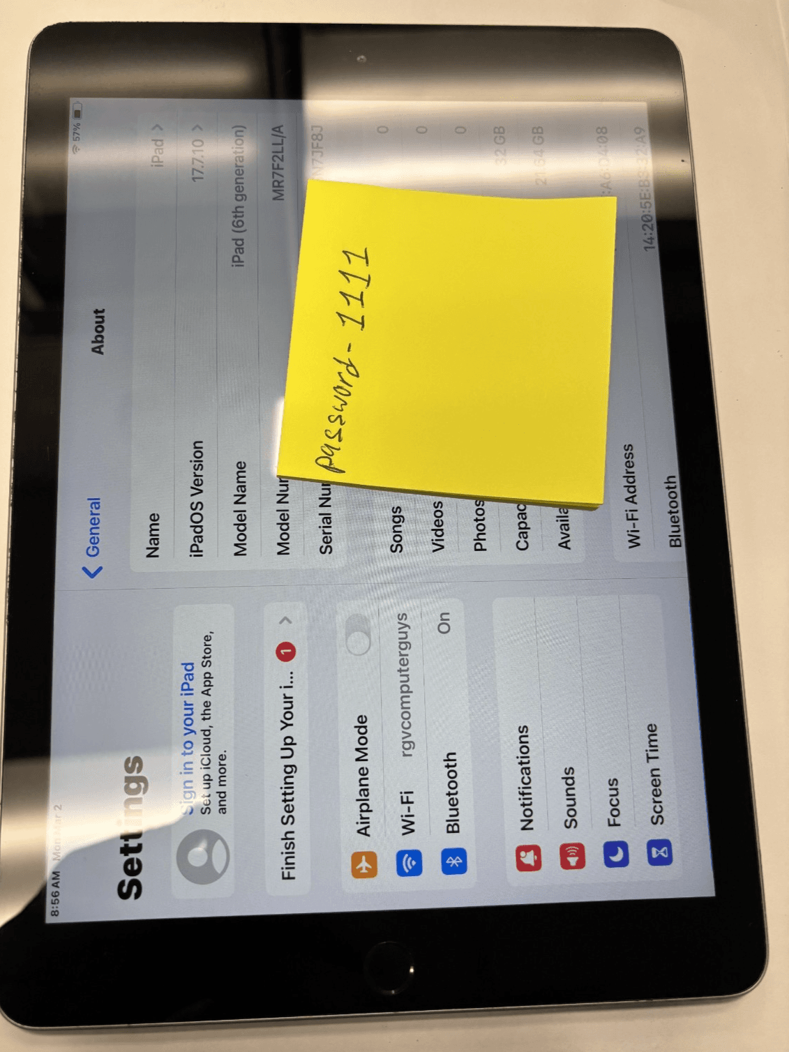 Apple iPad 6th Gen. 32GB, Wi-Fi, 9.7in - Gray / unlocked *Grade B* - Thumbnail 2