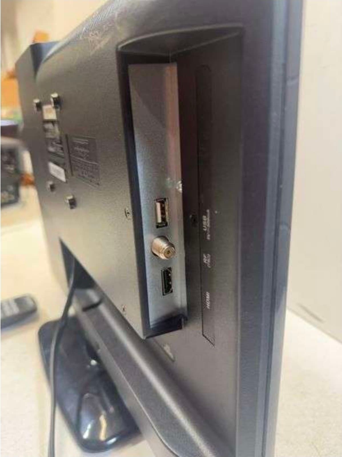 Element ELEFW195 19” 720p LED HD TV PC Monitor HDMI USB VGA AUX RCA + Remote - Thumbnail 3