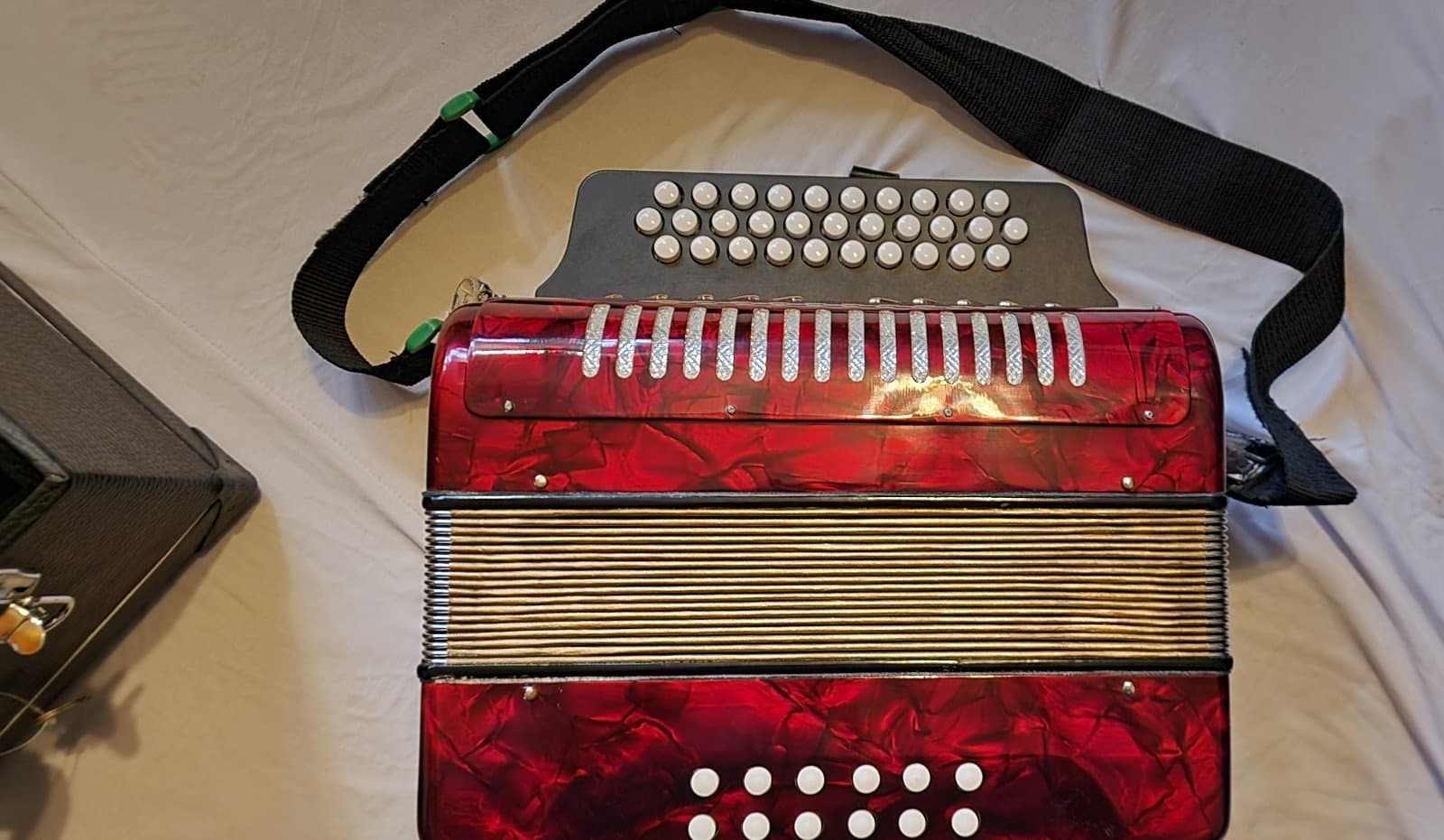 YINGJIE RED 3 Row 31 Button Accordion With Case & Strap - Thumbnail 9