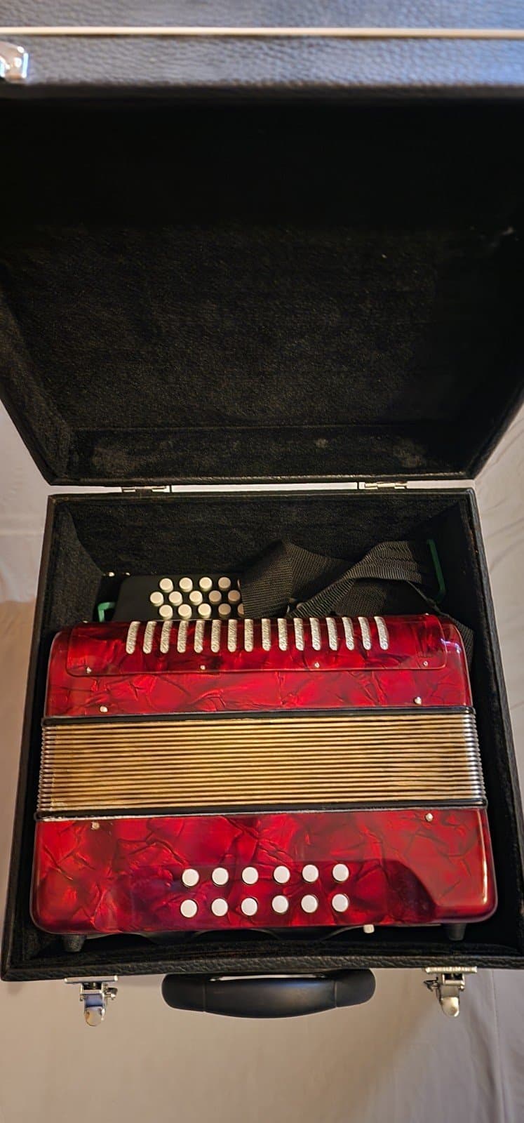 YINGJIE RED 3 Row 31 Button Accordion With Case & Strap - Thumbnail 2