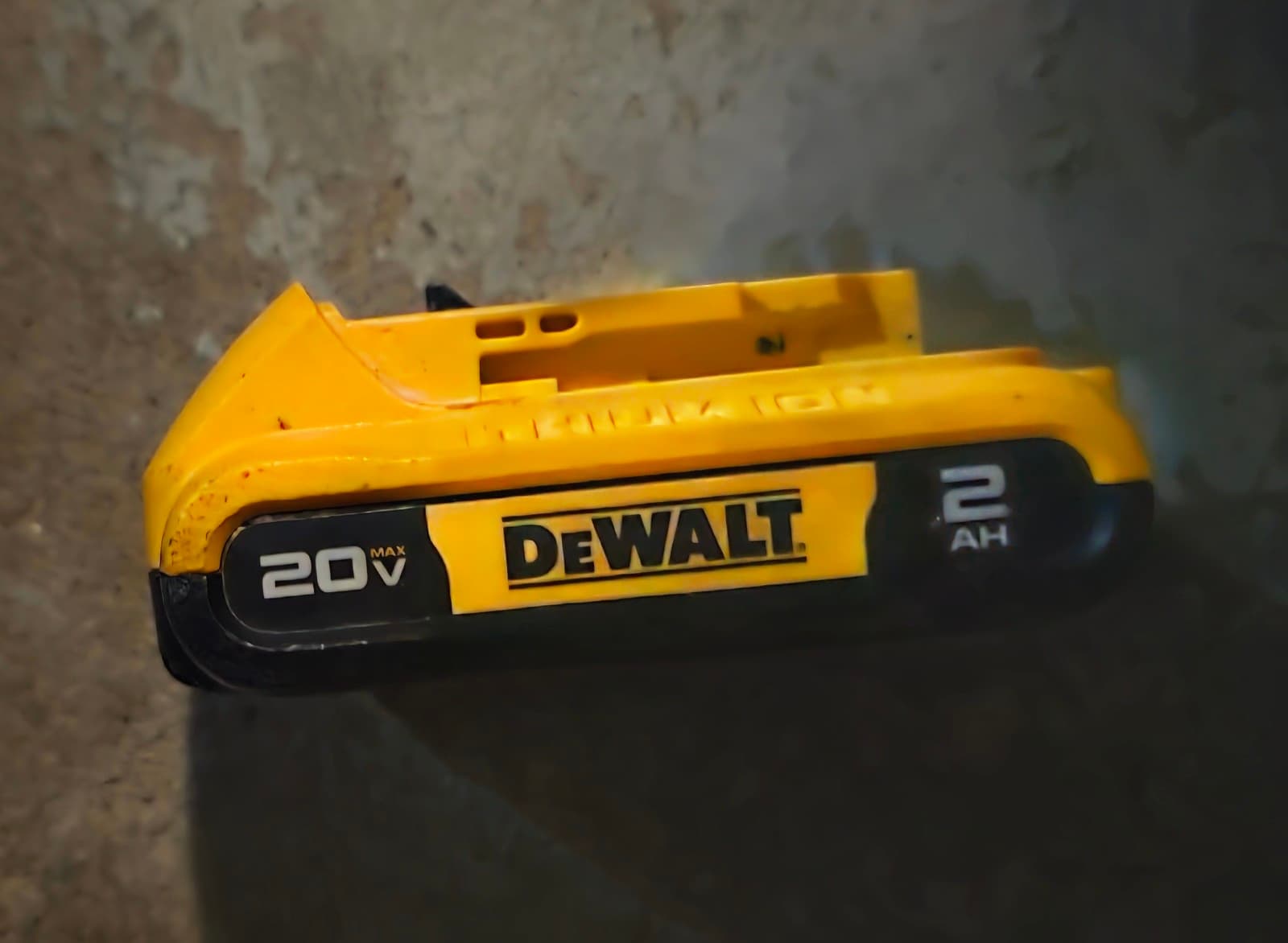 DeWalt 20V Battery Charger & 20V Battery - Thumbnail 2