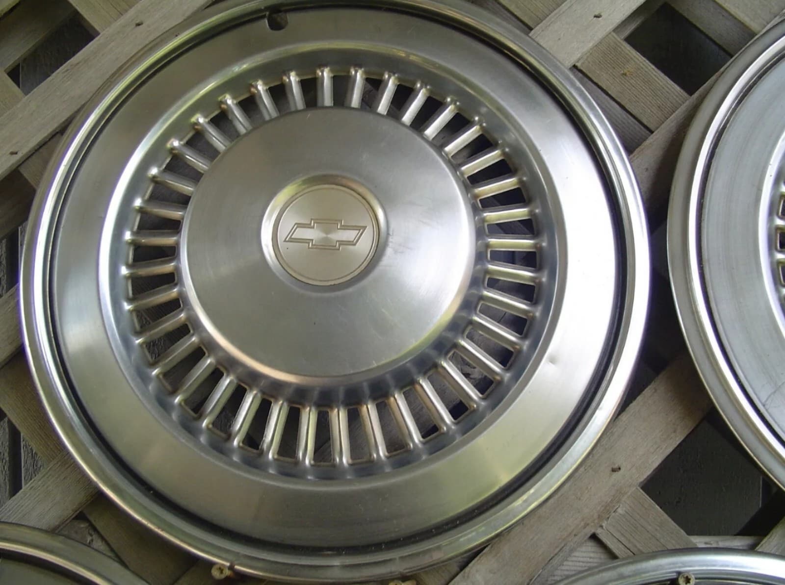 VINTAGE 1977 77 CHEVY CHEVROLET IMPALA CHEVELLE BELAIR HUBCAPS WHEEL COVERS - Thumbnail 2