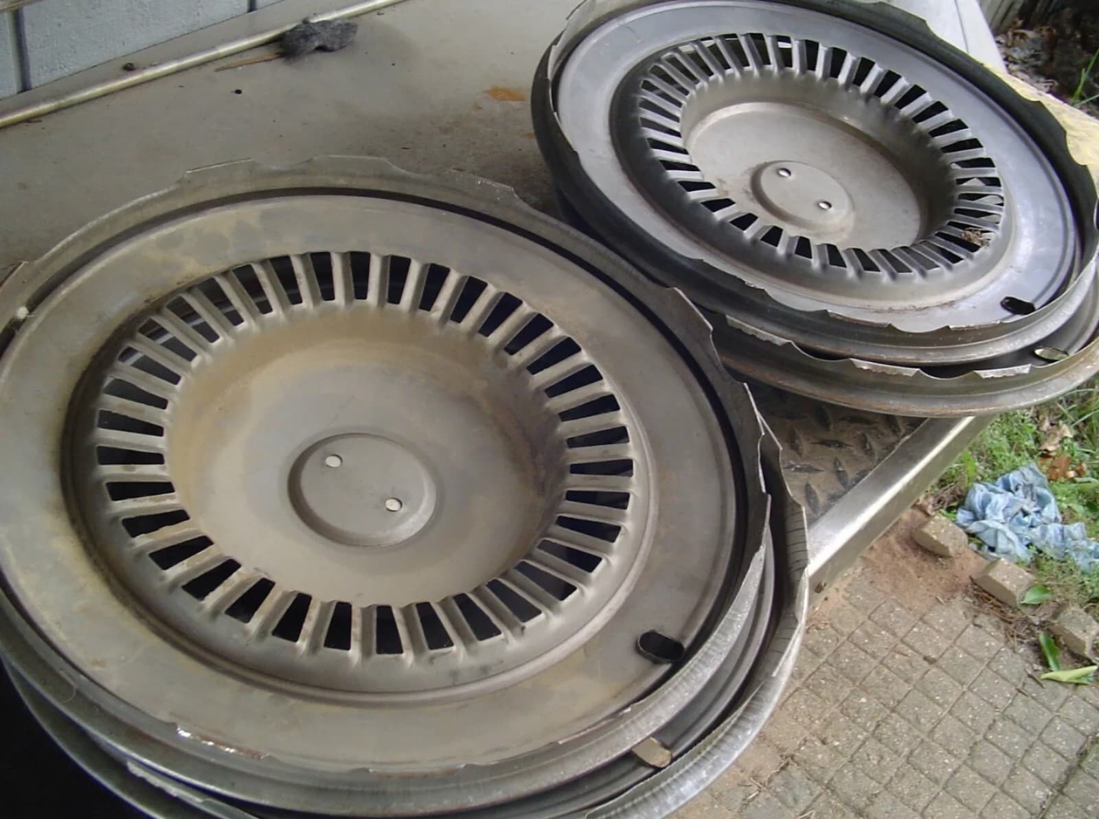 VINTAGE 1977 77 CHEVY CHEVROLET IMPALA CHEVELLE BELAIR HUBCAPS WHEEL COVERS - Thumbnail 6