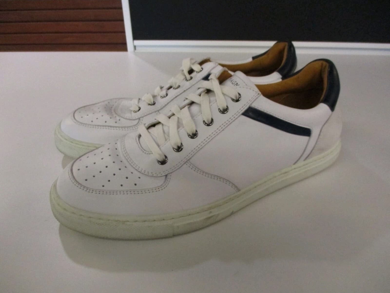Magnanni Griffith Lo White Fashion Sneakers size 9.5 - Thumbnail 3