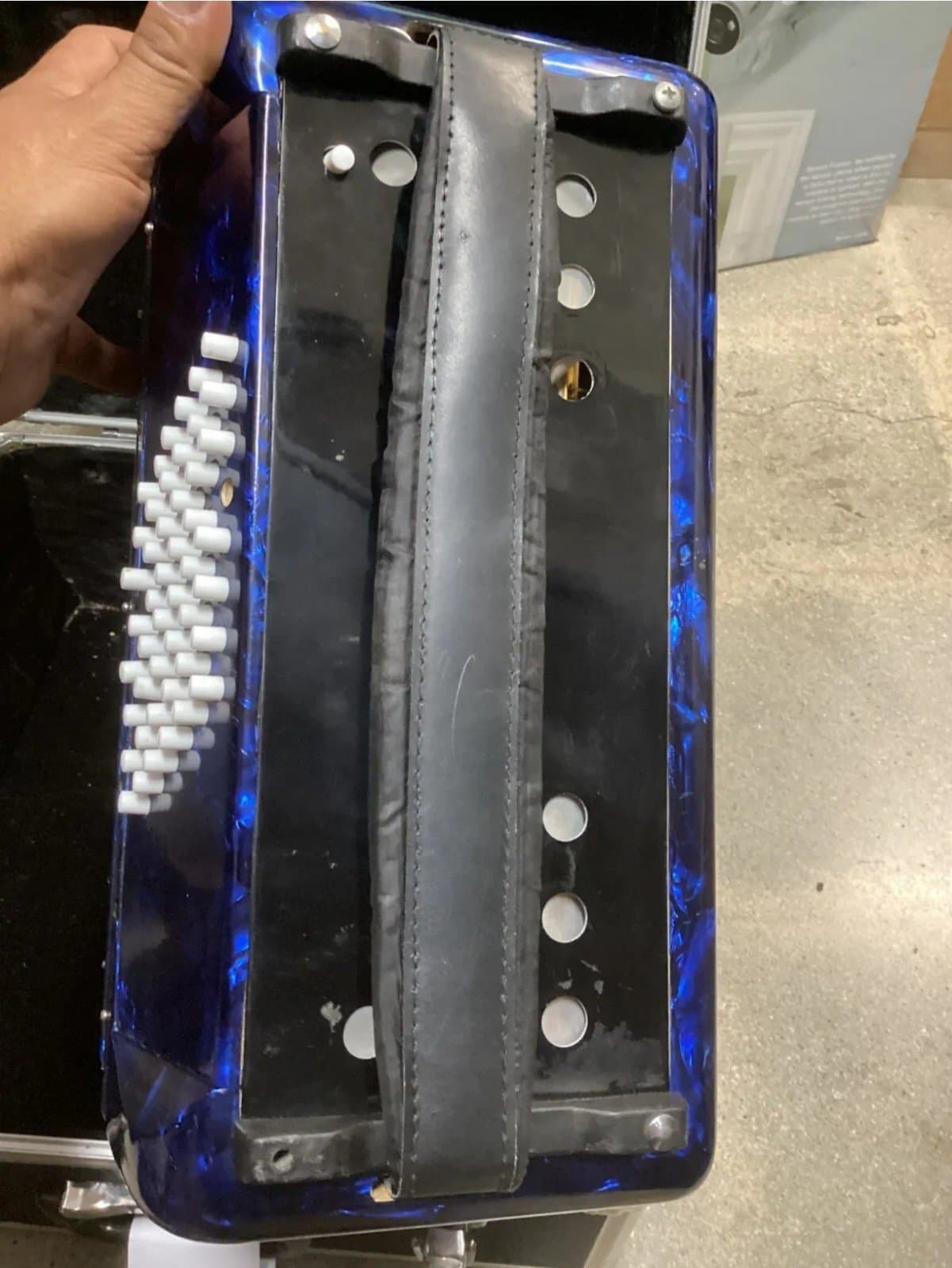 Yingjie Keyboards Blue S. Soprani Eye of Sauron Accordion w/ Case - Thumbnail 5