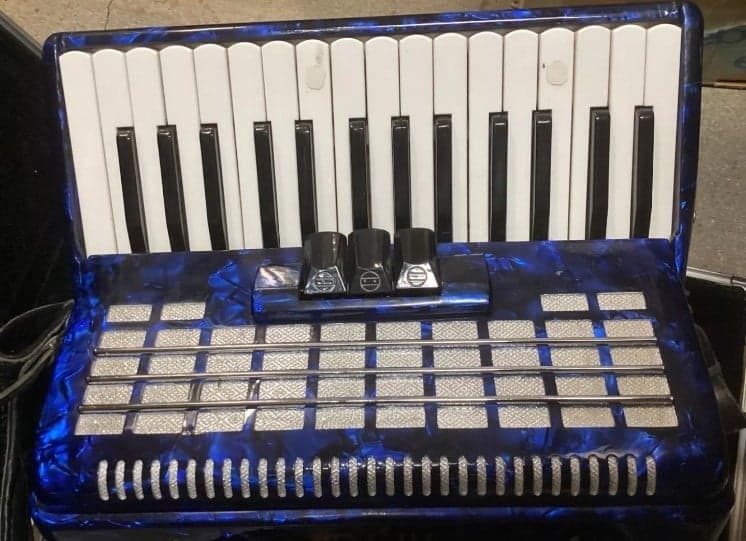 Yingjie Keyboards Blue S. Soprani Eye of Sauron Accordion w/ Case - Thumbnail 2