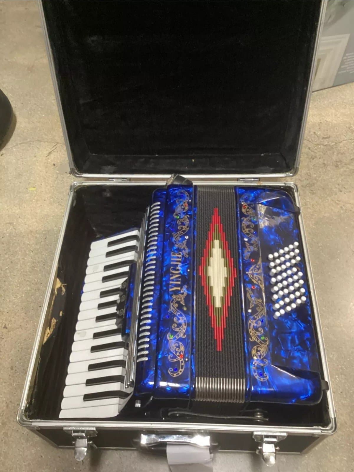 Yingjie Keyboards Blue S. Soprani Eye of Sauron Accordion w/ Case - Thumbnail 4