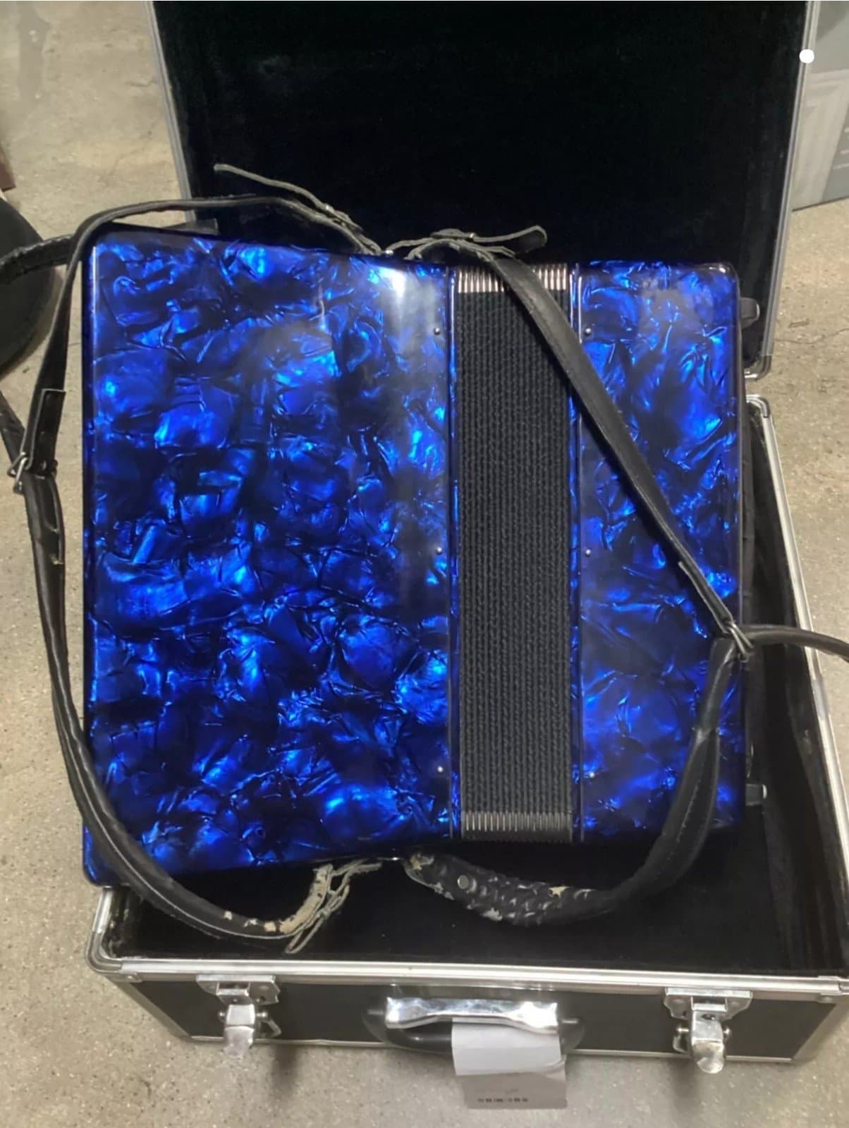 Yingjie Keyboards Blue S. Soprani Eye of Sauron Accordion w/ Case - Thumbnail 3