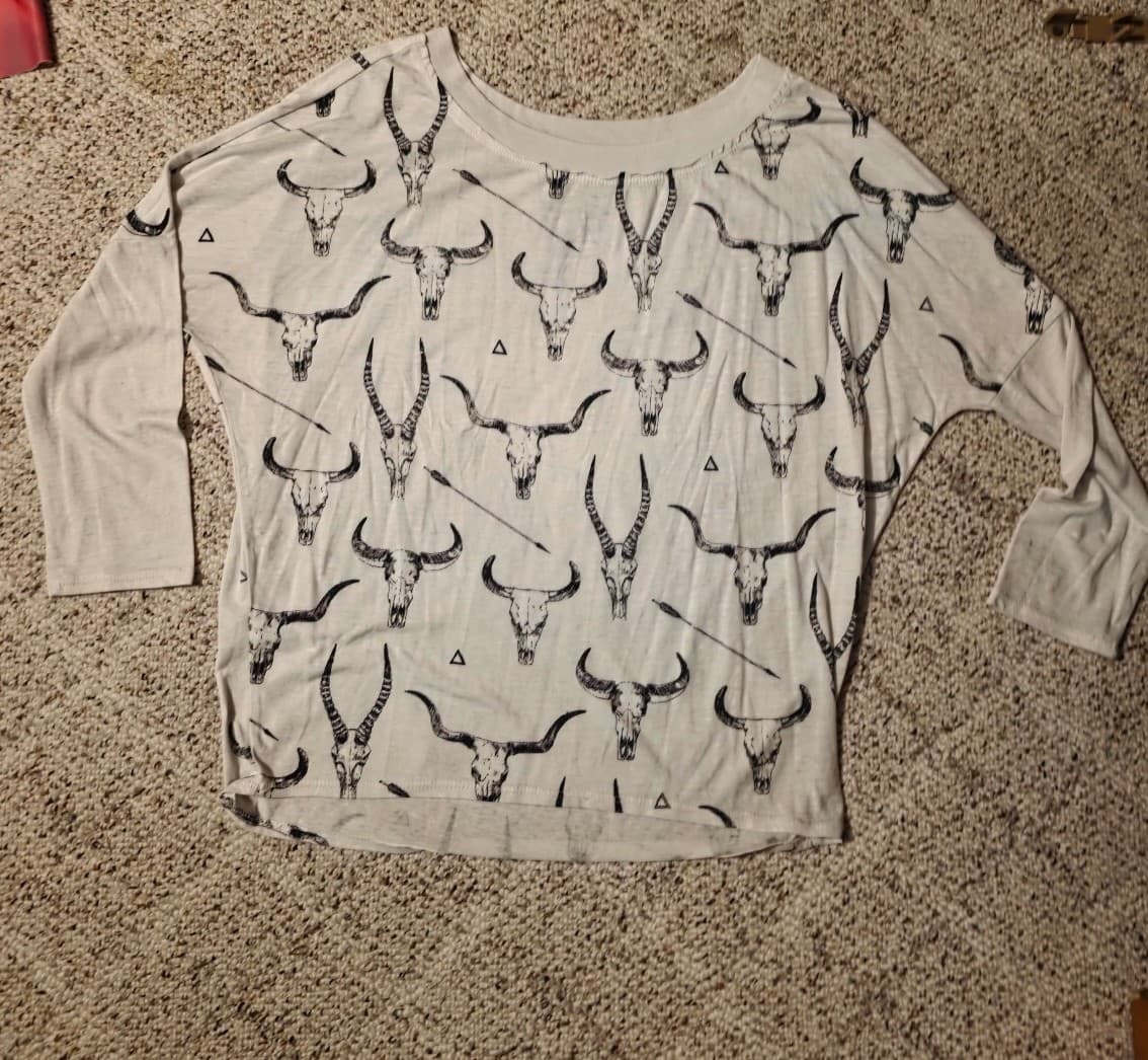 Women's Shirt sz Medium by Chaser - Thumbnail 2