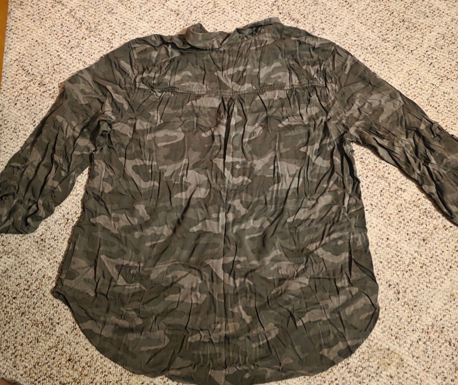 Women's Camo Shirt sz 2X - Thumbnail 4
