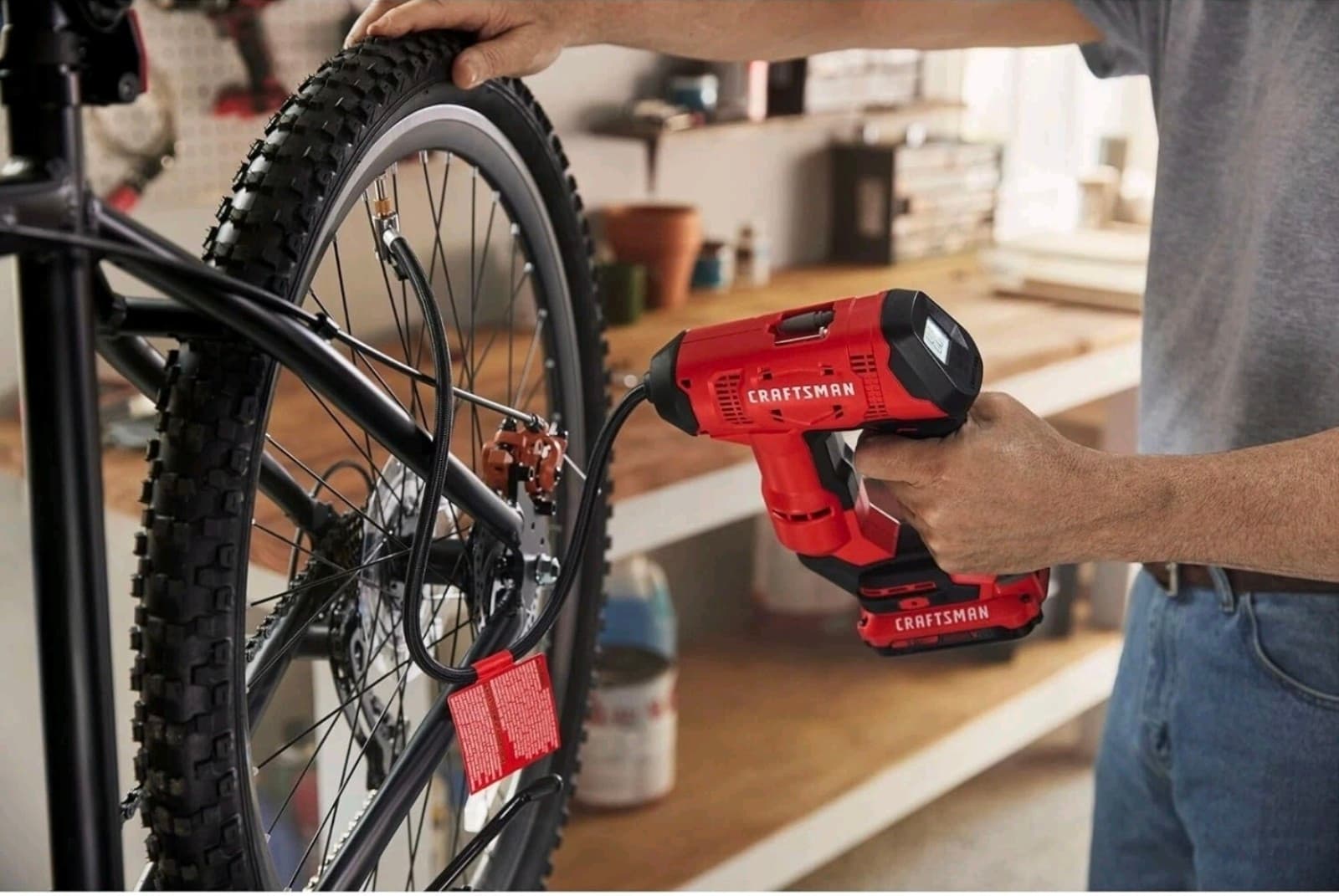 CRAFTSMAN V20 Cordless Tire Inflator, 150 PSI, Digital Gauge (CMCE521B) - Thumbnail 2