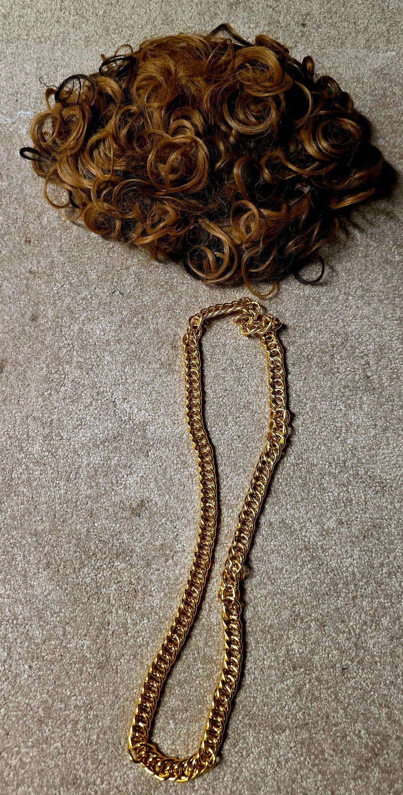 Curly Wig & Gold Chain 70's Costume - Image 1