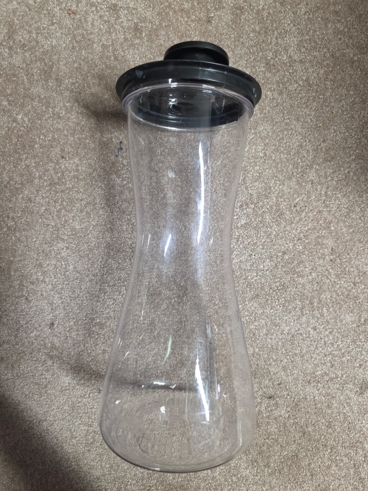 Rubbermaid Carafe with Leak-Proof Lid, 2-quart - Image 1