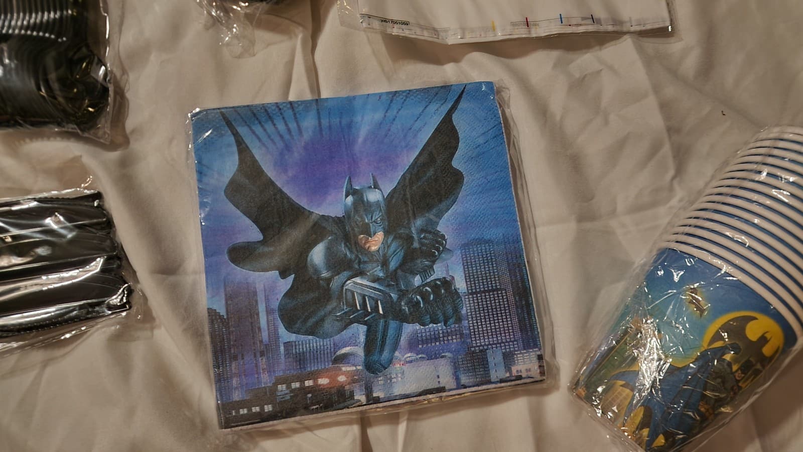 Batman Birthday Tableware for 16 Guests - Thumbnail 3