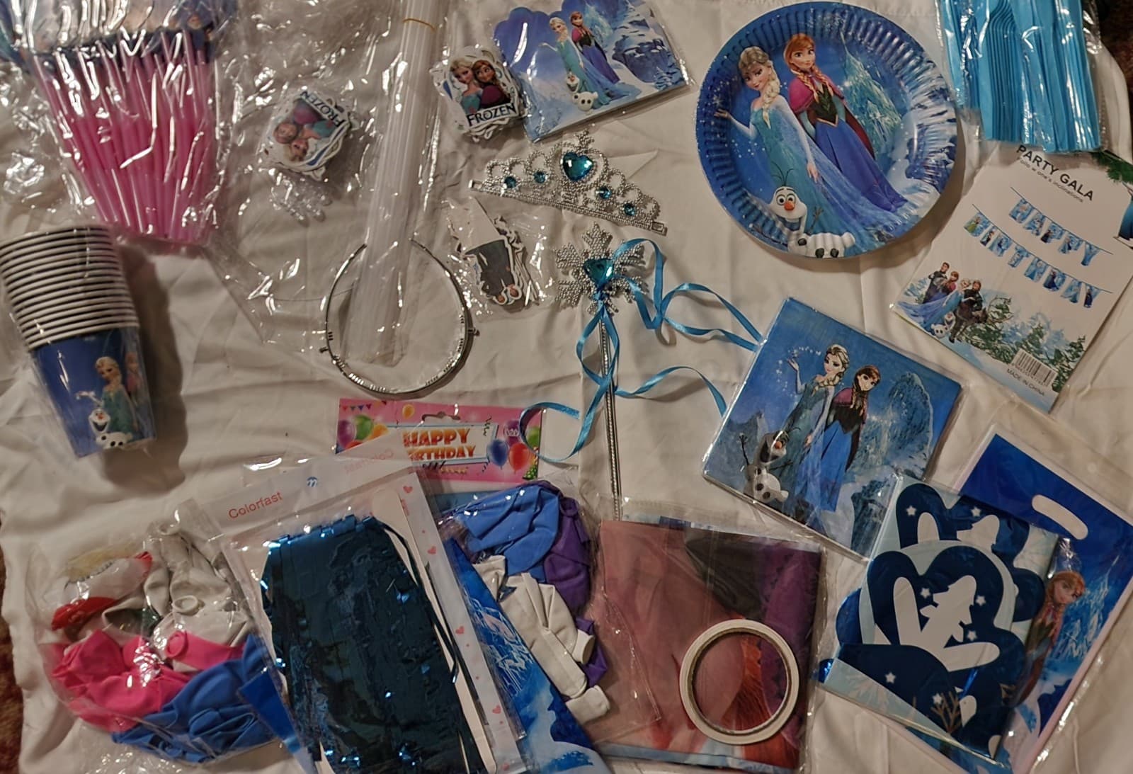 Frozen Birthday Supplies 388 pcs - Image 1
