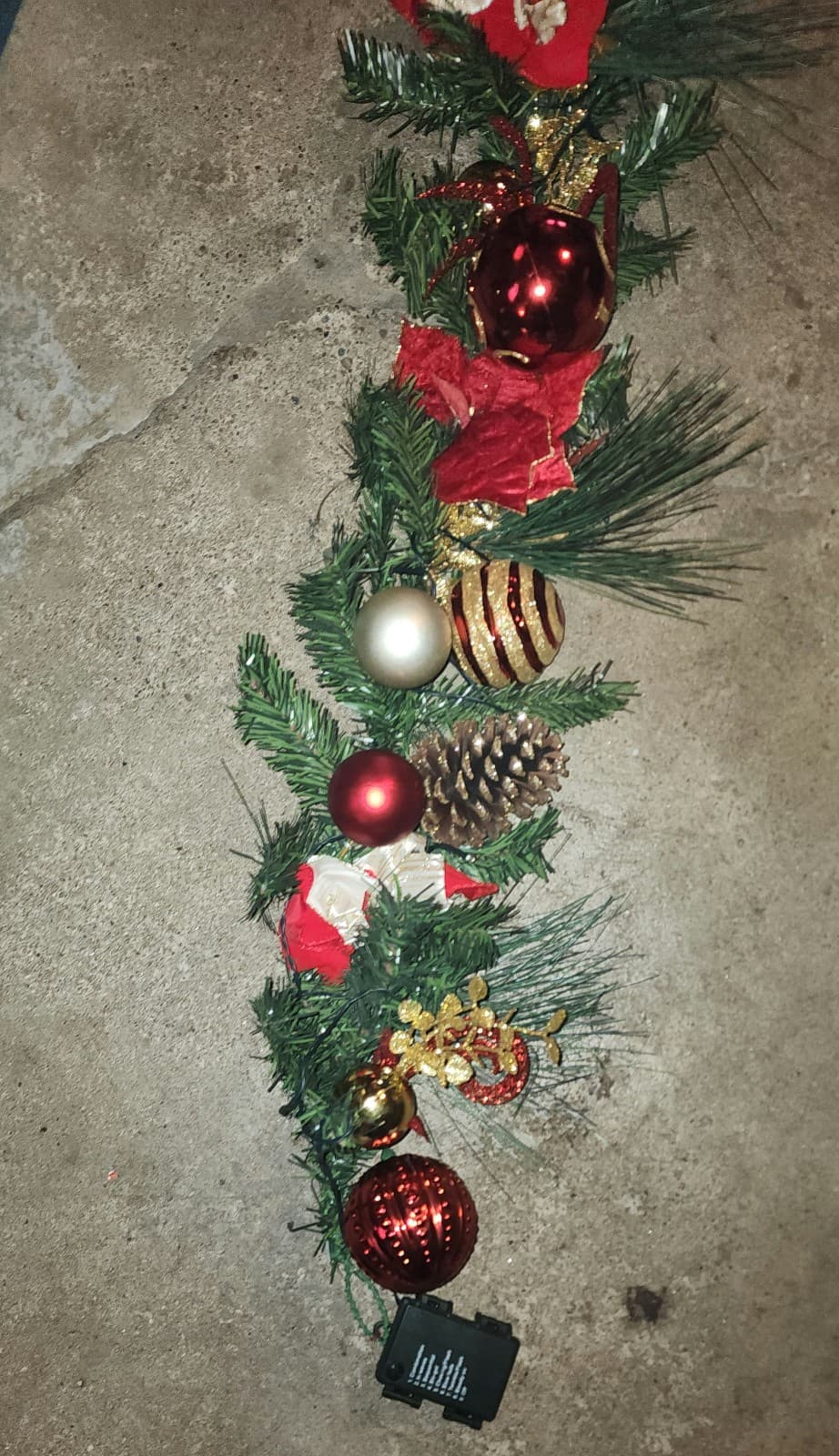 Christmas Treepre-Lit Christmas Garland - Thumbnail 2