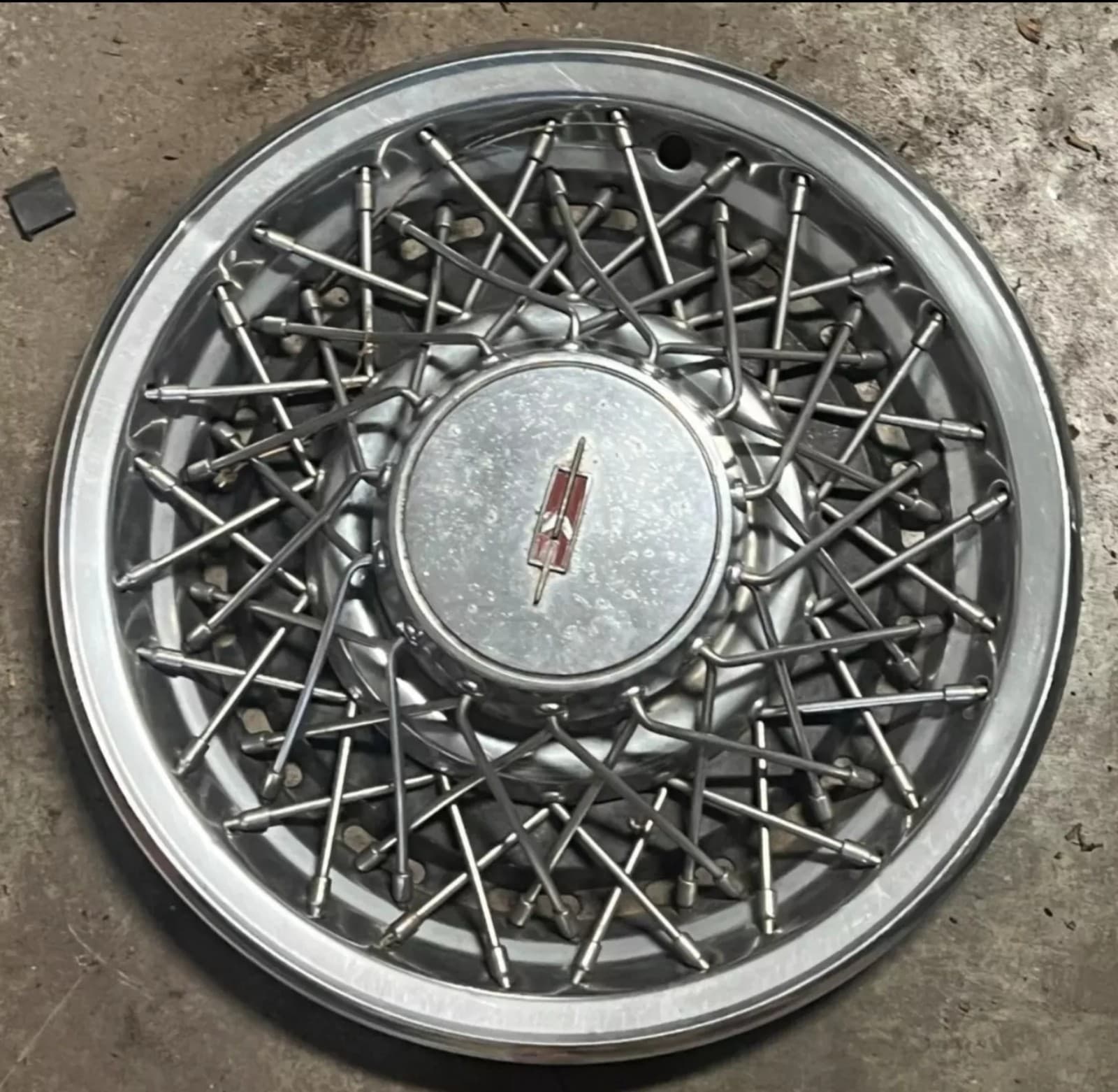 1978-1980 Vintage Oldsmobile 88 98 15" Wire Spoke Hubcap Wheel Cover - Image 1