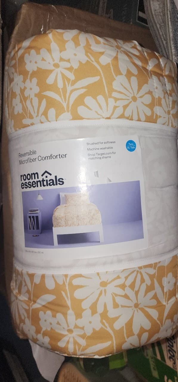Room Essentials Twin Lofty Microfiber Comforter Honey Yellow Daisy - Thumbnail 4