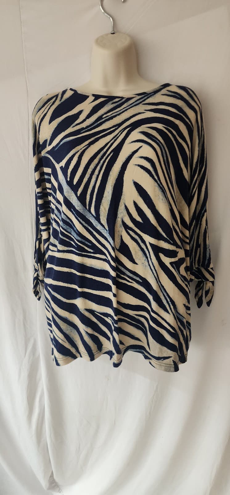 CHAPS Women 1X Round Neck Dolman Sleeve Jerney Knit Top Navy/Tan - Image 1