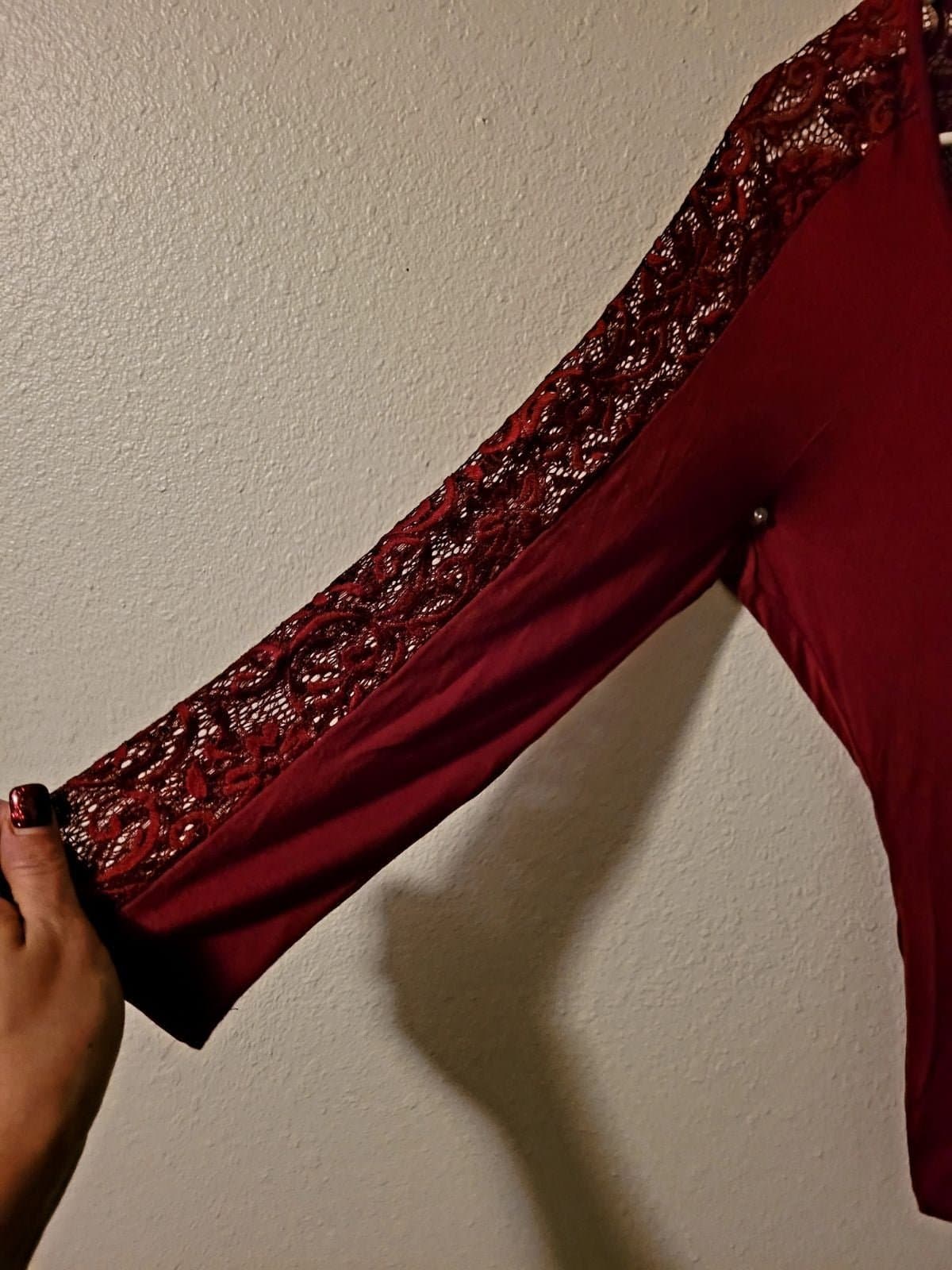 Women's burgundy shirt sz Large peek-a+-boo back & lace - Thumbnail 5