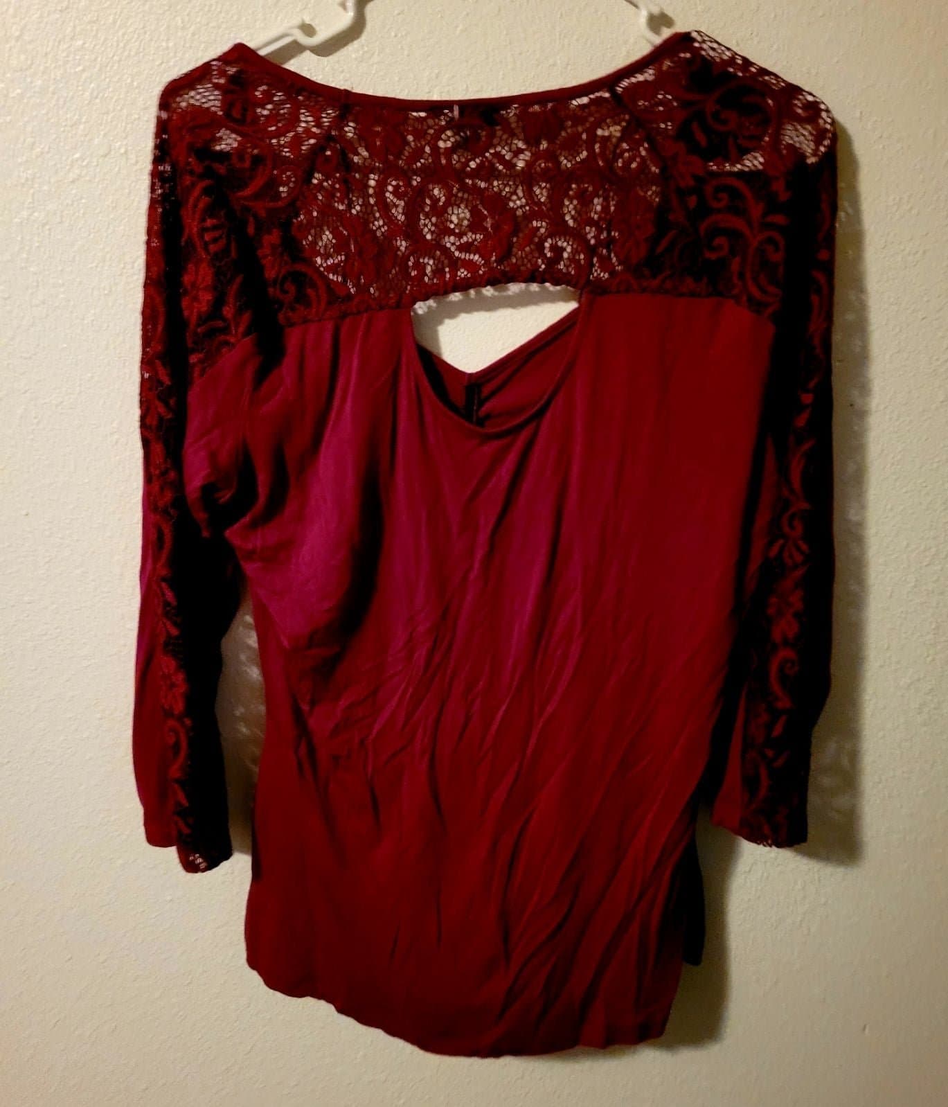 Women's burgundy shirt sz Large peek-a+-boo back & lace - Thumbnail 2