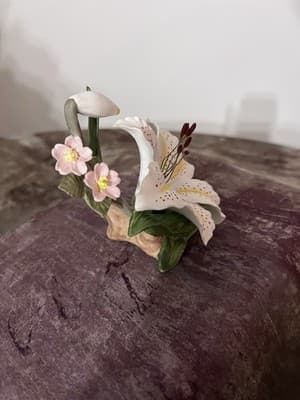 Porcelain figurine titled 'Gold Band Lily' by Hamilton Collection - Thumbnail 3