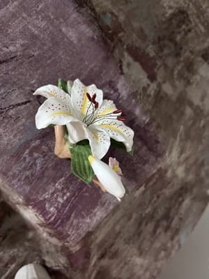 Porcelain figurine titled 'Gold Band Lily' by Hamilton Collection - Thumbnail 2