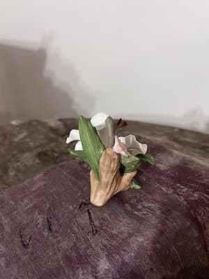 Porcelain figurine titled 'Gold Band Lily' by Hamilton Collection - Thumbnail 5