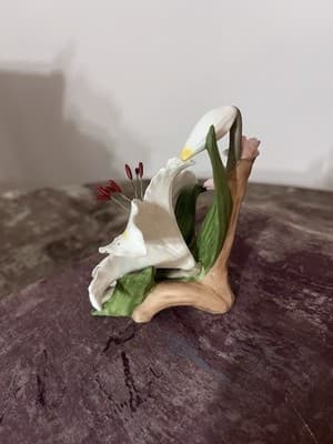 Porcelain figurine titled 'Gold Band Lily' by Hamilton Collection - Thumbnail 4