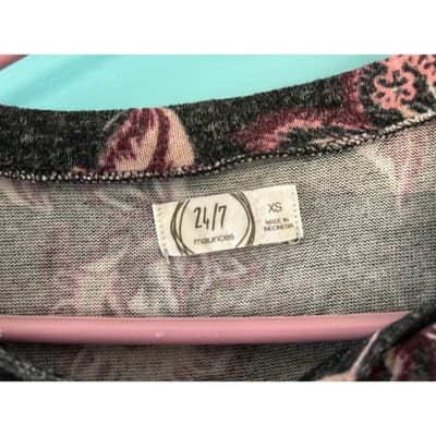 Maurices 24/7 Floral Long Sleeve Top XS Charcoal Pink Strappy V-Neck Knit Shirt - Thumbnail 4