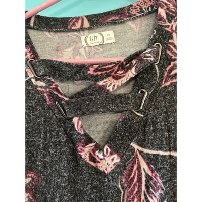Maurices 24/7 Floral Long Sleeve Top XS Charcoal Pink Strappy V-Neck Knit Shirt - Thumbnail 2